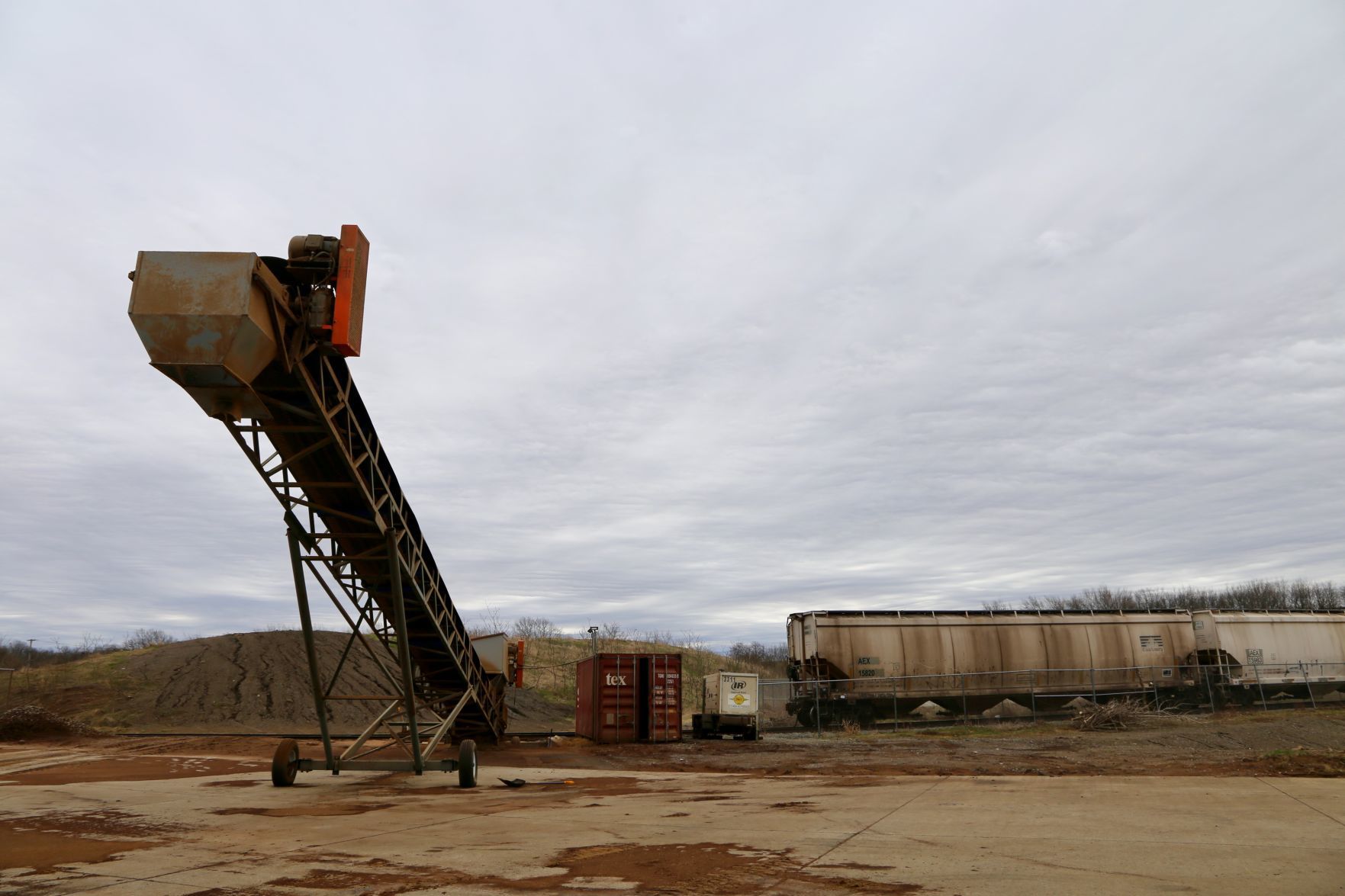 Agricultural grain transfer station